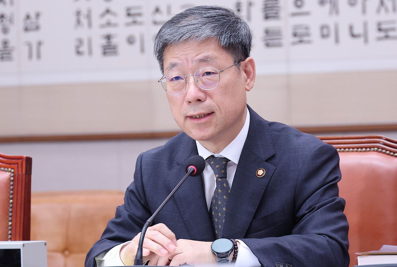 노경필 법원행정청장 28일 국회 법제사법위원회 전체회의에서 열린 법원행정처 대상 긴급현안질에서 의원 질의에 답하고 있다. 임현동 기자