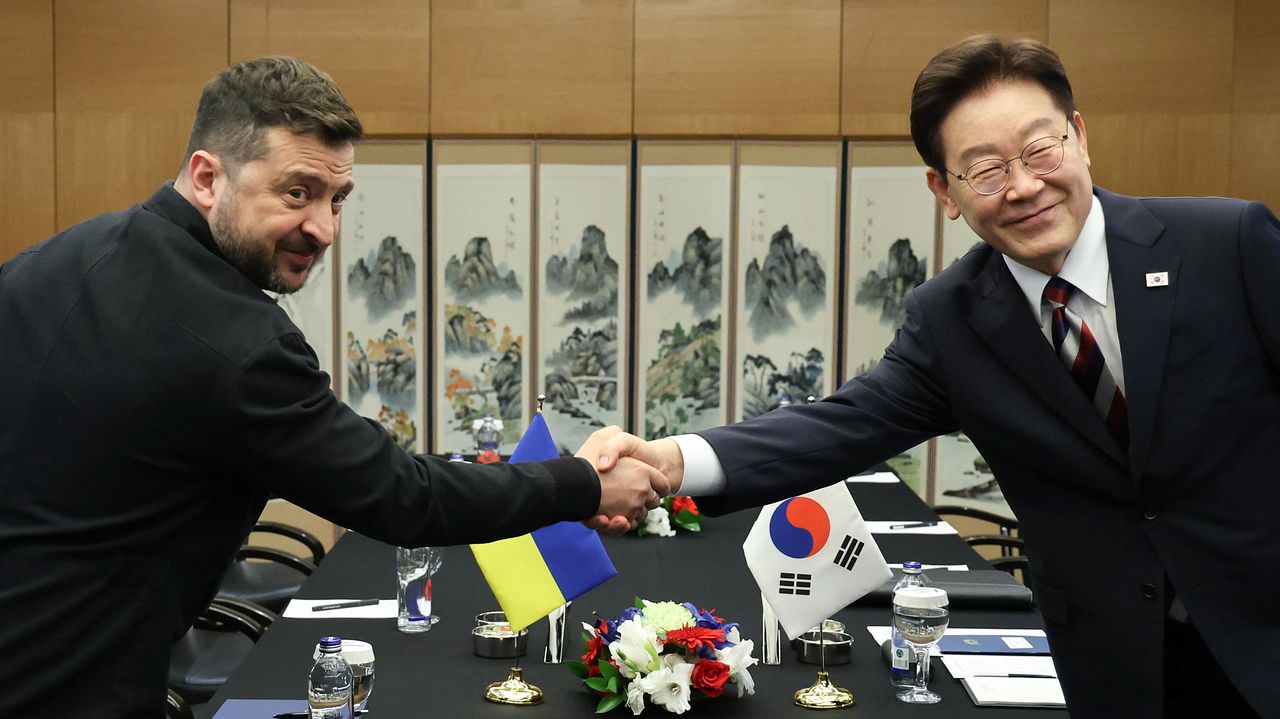 이재명 대통령(오른쪽)과 볼로디미르 젤렌스키 우크라이나 대통령이 지난 7월 8일(현지시간) 튀르키예 앙카라 한 호텔에서 정상회담에 앞서 악수하고 있다. 연합뉴스