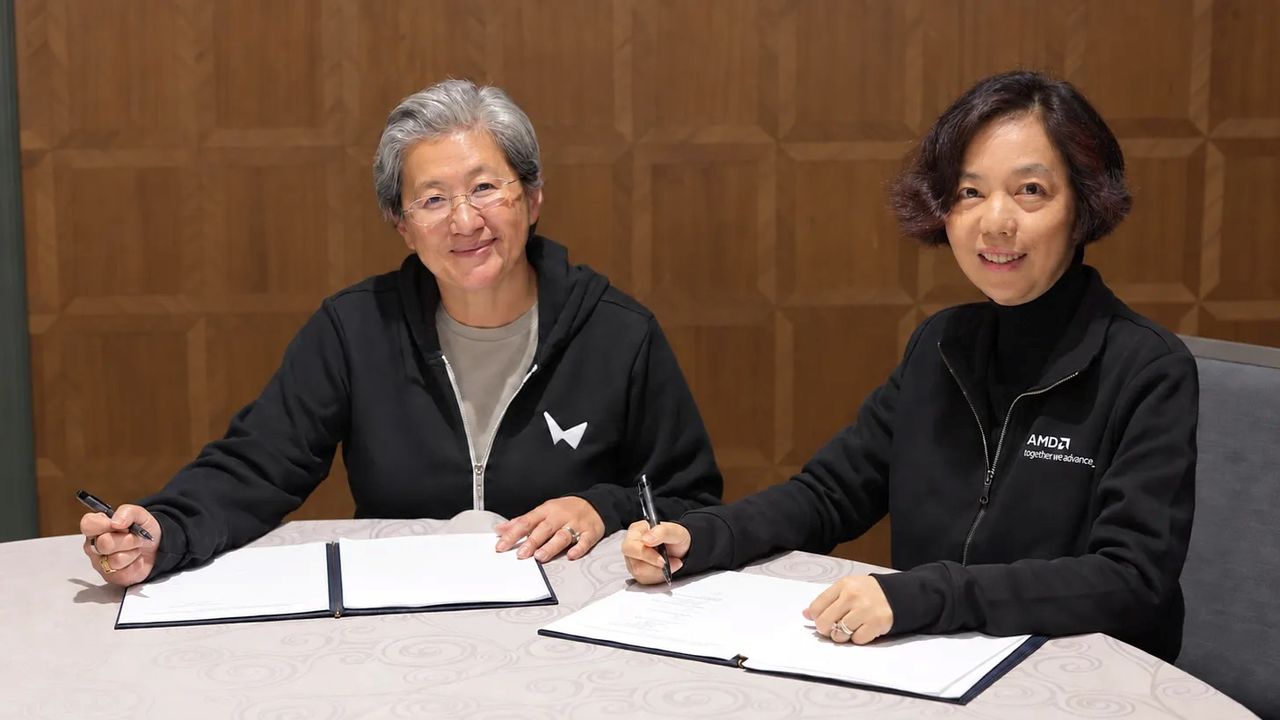 리사 수 AMD 최고경영책임자(CEO, 왼쪽)와 ‘AI의 대모’ 페이페이 리 월드랩스 창업자가 인수 계약서에 서명하고 있다. AMD는 월드랩스를 82억 달러(약 11조원)에 인수하고, 페이페이 리를 수석과학자로 영입하기로 했다. 월드랩스