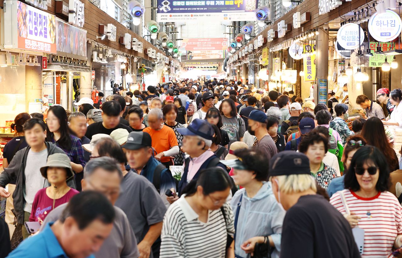 서울 동대문구 경동시장이 장을 보는 시민들로 북적이고 있다. [연합뉴스]