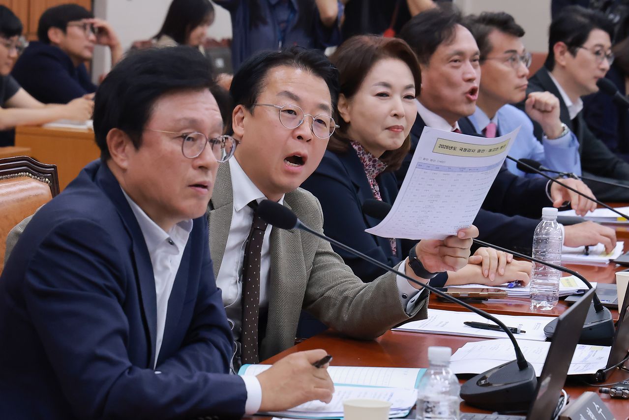 국회 법제사법위원회 야당 간사인 국민의힘 박형수 의원 등 국민의힘 소속 법사위원들이 28일 국회 법사위 전체회의에서 조희대 대법원장이 포함된 국정감사 증인·참고인 출석 요구 안건 처리 시도에 항의하고 있다. 연합뉴스