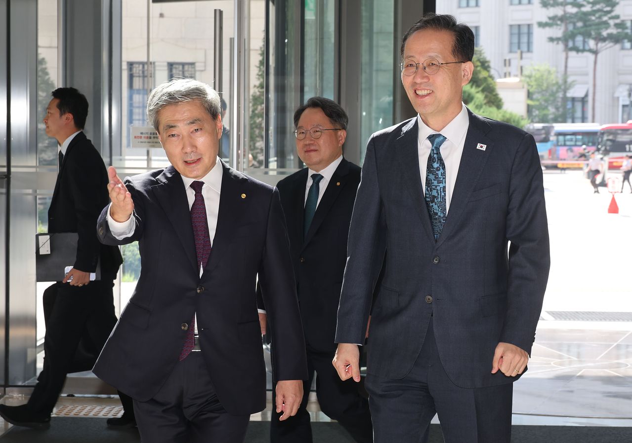 신현송 한국은행 총재(왼쪽)가 28일 서울 중구 한국은행을 방문한 이형일 경제부총리 겸 재정경제부 장관을 맞이하고 있다. [뉴스1]