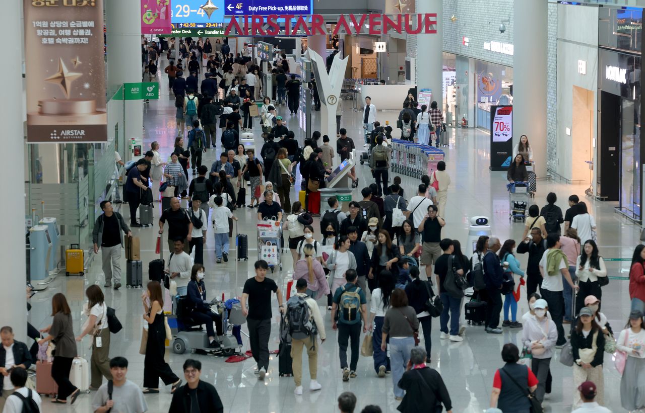 추석 연휴를 하루 앞둔 23일 오전 인천국제공항 제1터미널 면세구역이 여행객들로 붐비고 있다. 올해 추석 연휴 기간 국내 공항 이용객은 195만명을 넘어설 것으로 전망됐다. 뉴스1