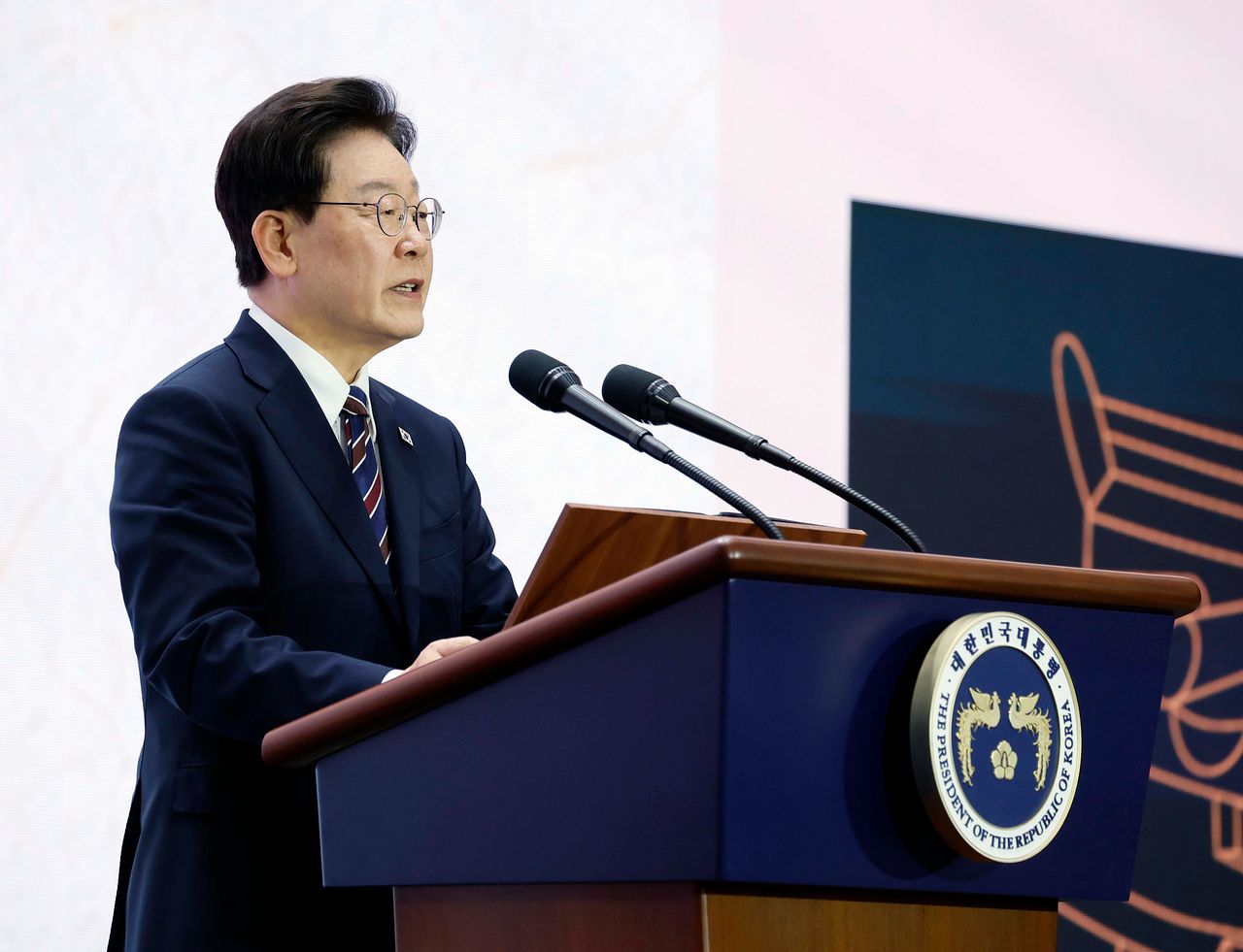 이재명 대통령이 28일 인천 송도에서 열린 세계한인의 날 개막식에서 기념사를 하고 있다. 청와대사진기자단 