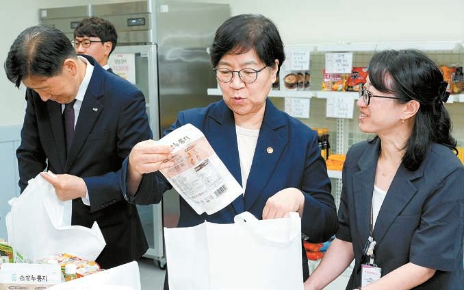 정은경 보건복지부 장관(가운데)이 7월 20일 열린 ‘그냥드림-상공회의소 협업 행사’에 참석해 취약계층에 전달할 물품을 포장하고 있다.