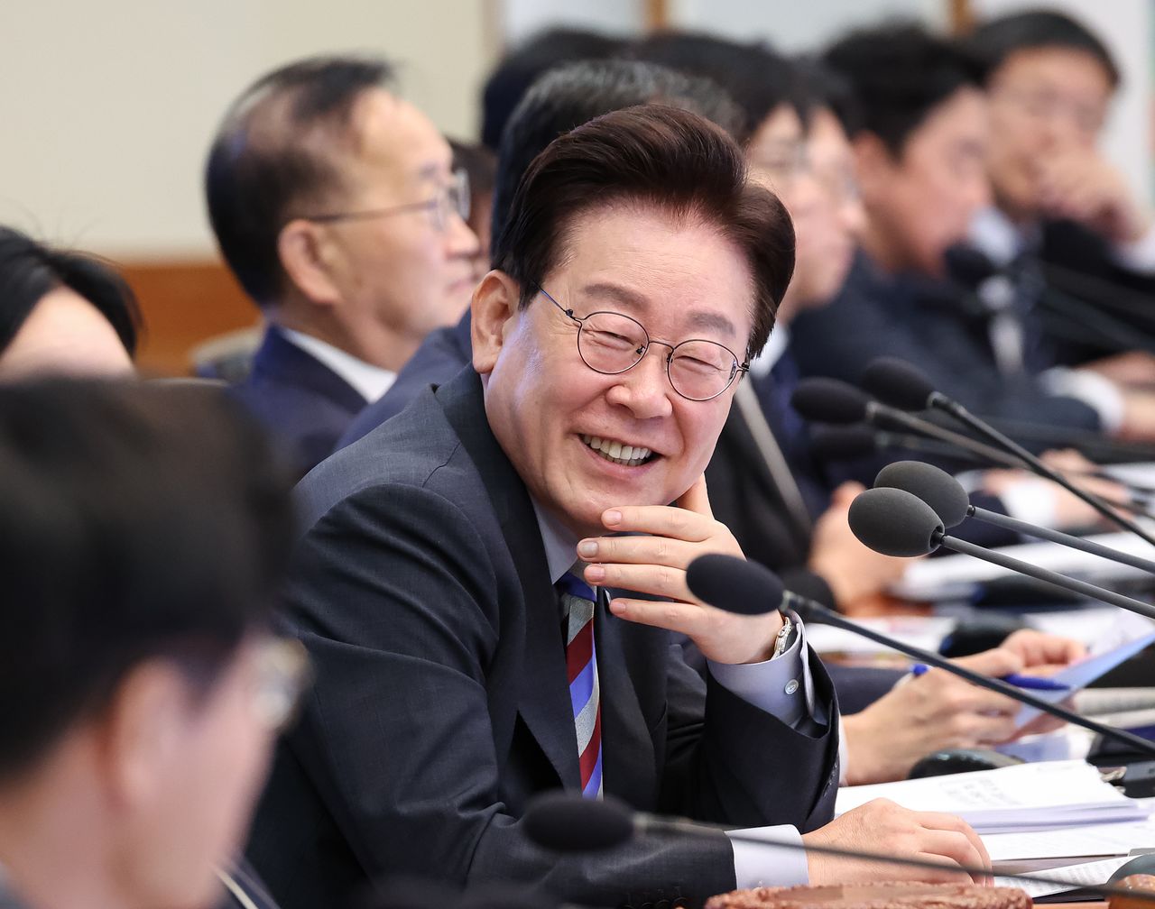 이재명 대통령이 29일 청와대에서 열린 국무회의에서 미소를 짓고 있다. 뉴스1