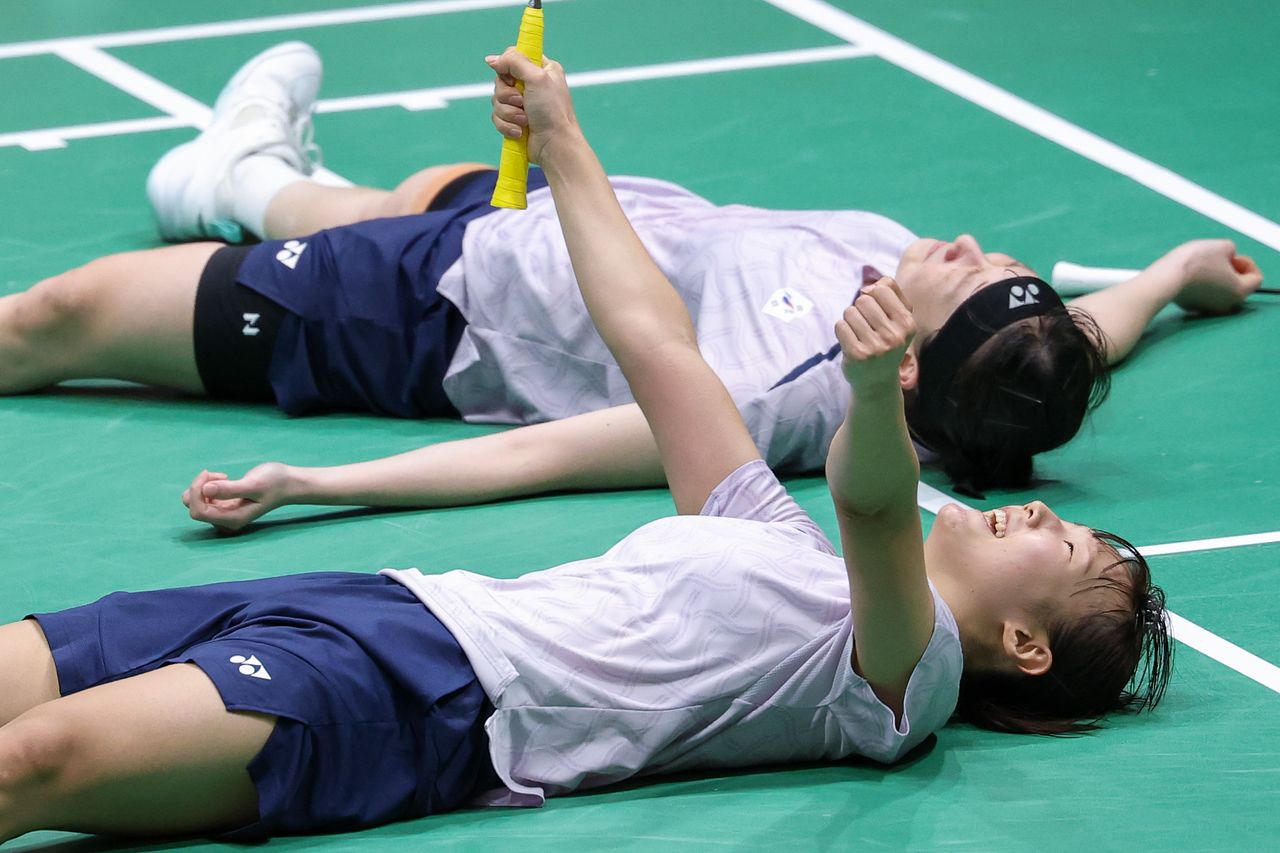 우승 후 코트에 드러누워 기뻐하는 이소희-백하나 조. 뉴스1