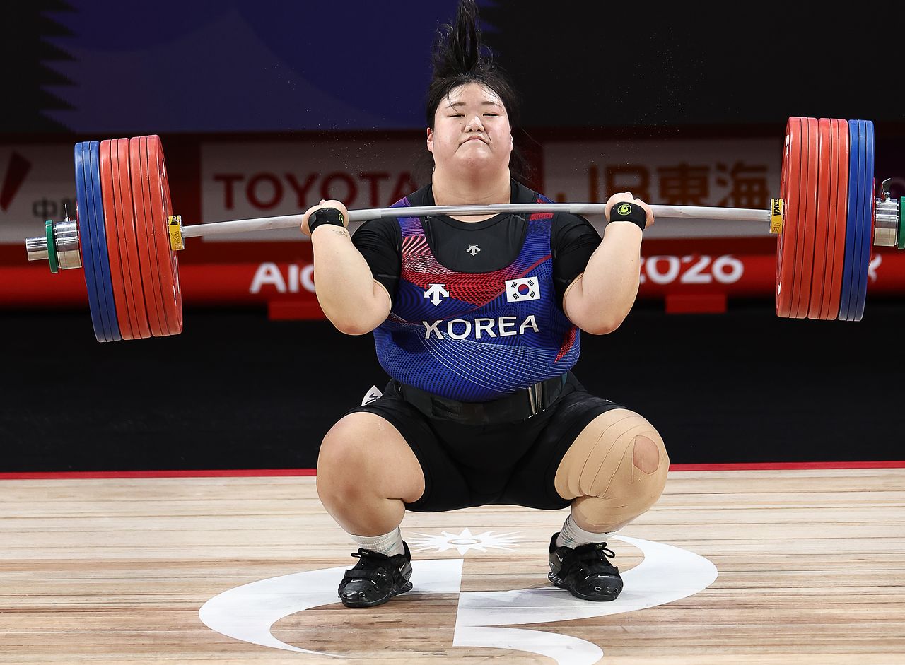 29일 일본 아이치현 나고야 중소기업진흥회관에서 열린 2026 아이치·나고야 아시안게임 여자 역도 86㎏ 이상급 경기 결승. 한국 박혜정이 용상 2차 시기 167kg을 성공하고 있다.  박혜정은 인상 133㎏, 용상 167㎏, 합계 300㎏로 2위를 차지했다. 연합뉴스