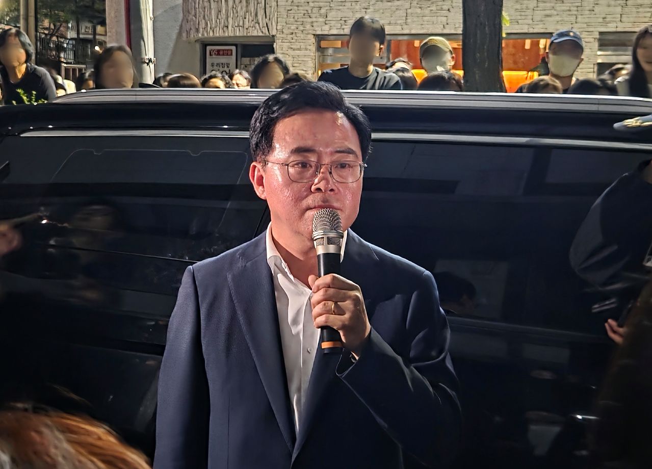 지난 11일 서울 강서구 염경중학교에서 열린 염창공원 공공주택지구 지정 주민설명회가 주민들의 반발로 무산된 가운데 진교훈 강서구청장이 주민들에게 의견을 말하고 있다. 연합뉴스