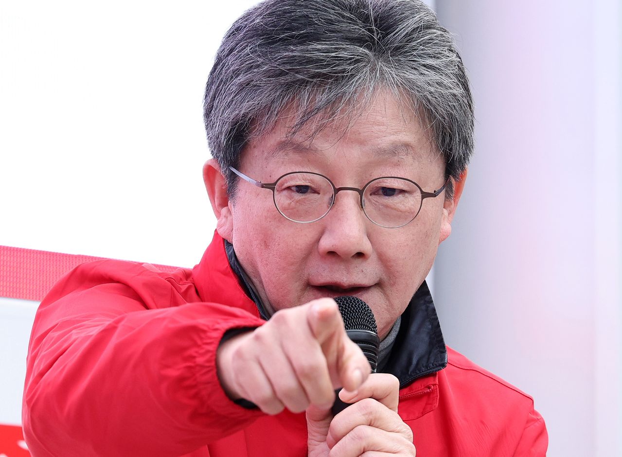 유승민 전 국민의힘 의원이 지난 2024년 31일 오후 서울 서대문구 현대백화점 유플렉스 앞에서 지원 유세를 하고 있다. 뉴스1