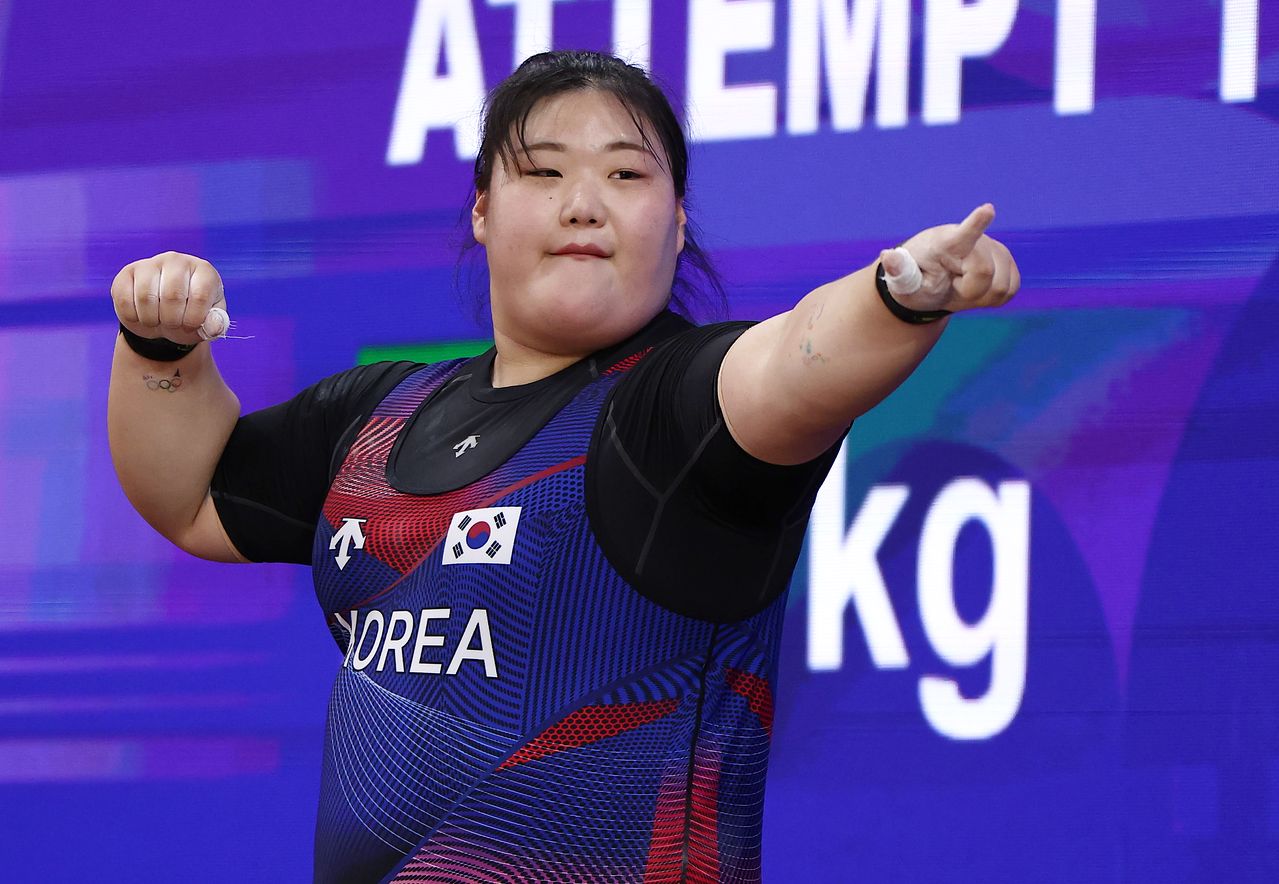 29일 일본 아이치현 나고야 중소기업진흥회관에서 열린 2026 아이치·나고야 아시안게임 여자 역도 86㎏ 이상급 경기 결승. 한국 박혜정이 인상 3차 시기 133kg을 성공한 뒤 기뻐하고 있다. 연합뉴스