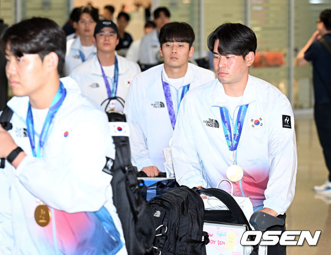 [OSEN=인천공항, 조은정 기자]2026 아이치·나고야 아시안게임에서 금메달을 차지한 야구 대표팀이 28일 인천국제공항을 통해 귀국했다.한국 야구 대표팀은 금메달을 따내며 2010년 광저우 대회를 시작으로 2014년 인천, 2018년 자카르타-팔렘방, 2023년 항저우, 2026년 나고야-아이치까지 아시안게임 5회 연속 우승을 달성했다.야구대표팀이 김진욱이 입국장을 나서고 있다. 2026.09.28 /cej@osen.co.kr