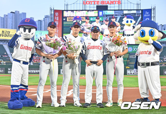 [OSEN=부산, 이석우 기자] 29일 부산 사직야구장에서 2026 신한 SOL KBO 리그 롯데 자이언츠와 키움 히어로즈의 경기가 열렸다. 홈팀 롯데는 박세웅이, 방문팀 키움은 전준표가 선발 출전했다.롯데 김태형 감독이 아이치-나고야 아시안게임에서 금메달을 딴 최준용, 김진욱, 윤동희에게 축하 꽃다발을 전달하고 기념촬영을 하고 있다. 2026.09.29 / foto0307@osen.co.kr