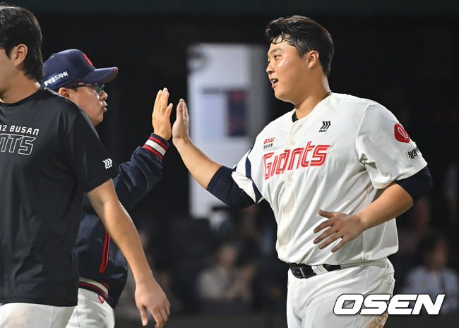 [OSEN=부산, 이석우 기자] 29일 부산 사직야구장에서 2026 신한 SOL KBO 리그 롯데 자이언츠와 키움 히어로즈의 경기가 열렸다. 홈팀 롯데는 박세웅이, 방문팀 키움은 전준표가 선발 출전했다.롯데 자이언츠 김태형 감독이 키움 히어로즈에 4-2로 승리한 후 한동희와 하이파이브를 하고 있다. 2026.09.29 / foto0307@osen.co.kr
