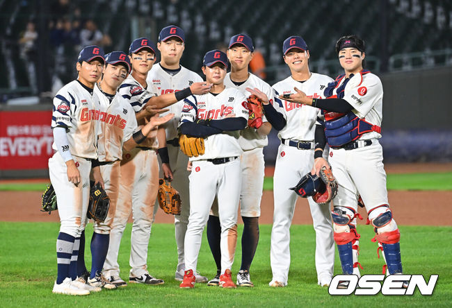 [OSEN=부산, 이석우 기자] 29일 부산 사직야구장에서 2026 신한 SOL KBO 리그 롯데 자이언츠와 키움 히어로즈의 경기가 열렸다. 홈팀 롯데는 박세웅이, 방문팀 키움은 전준표가 선발 출전했다.롯데 자이언츠 선수들이 키움 히어로즈에 4-2로 승리한 후 기념촬영을 하고 있다. 2026.09.29 / foto0307@osen.co.kr