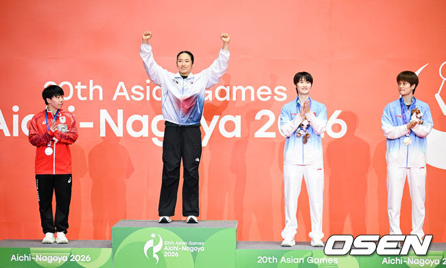 [OSEN=아이치현(일본), 박준형 기자] 또 하나의 배드민턴 역사가 탄생했다.'셔틀콕 여제' 안세영(24, 삼성생명)이 최초의 아시안게임 여자 단식 2연패라는 대업을 이뤘다.안세영은 29일 일본 이치노미야 시립 체육관에서 열린2026년 아이치·나고야 아시안게임 배드민턴 여자 단식 결승전에서 야마구치 아카네(일본·세계 3위)를 2-0(21-17 21-9)로 격파하고 금메달을 차지했다. 결승전마저 휴식시간 총 52분 만에 2-0 완승으로 끝내며 '퍼펙트 우승'을 완성했다.시상식에서 안세영이 시상대에 오르고 있다  2026.09.29 / soul1014@osen.co.kr