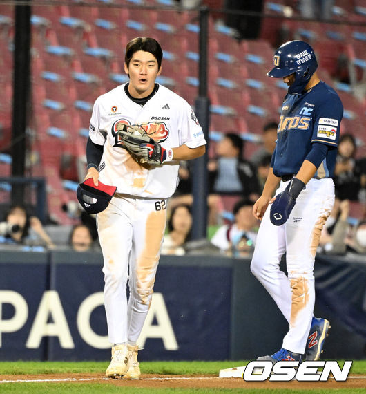 [OSEN=잠실, 이대선 기자] 두산은 29일 잠실야구장에서 열린 NC와 경기에서 5-2로 승리했다.두산은 이날 승리로 68승 5무 63패가 되며 5위를 지켰다.  NC는 2연패에 빠졌다.9회초 2사 만루에서 두산 안재석이 NC 천재환을 플라이로 처리하고 있다. 2026.09.29 /sunday@osen.co.kr