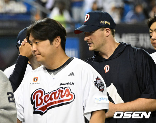 [OSEN=잠실, 이대선 기자] 두산은 29일 잠실야구장에서 열린 NC와 경기에서 5-2로 승리했다.두산은 이날 승리로 68승 5무 63패가 되며 5위를 지켰다.  NC는 2연패에 빠졌다.경기 종료 후 두산 벤자민이 김원형 감독과 승리의 기쁨을 나누고 있다. 2026.09.29 /sunday@osen.co.kr