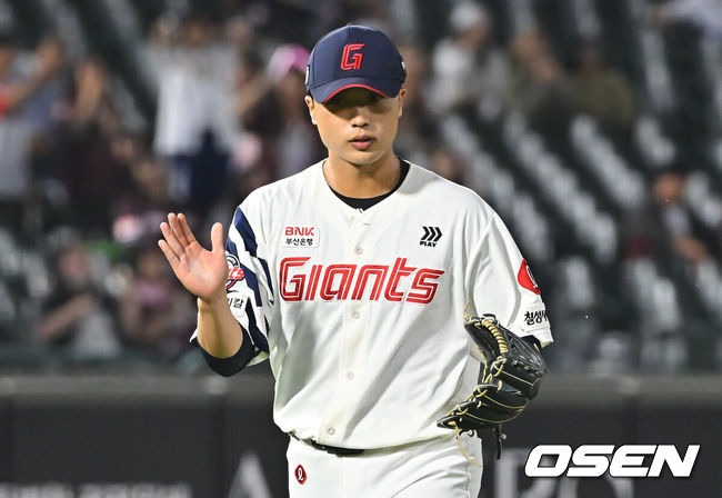 [OSEN=부산, 이석우 기자] 29일 부산 사직야구장에서 2026 신한 SOL KBO 리그 롯데 자이언츠와 키움 히어로즈의 경기가 열렸다. 홈팀 롯데는 박세웅이, 방문팀 키움은 전준표가 선발 출전했다.롯데 자이언츠 박정민이 6회초 2사 만루 키움 히어로즈 권혁빈을 유격수 앞 땅볼로 잡고 기뻐하고 있다. 2026.09.29 / foto0307@osen.co.kr