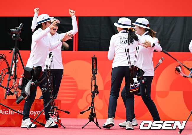 [OSEN=오카자키(일본), 박준형 기자] 박예린, 박정윤,강연서가 출전한 한국 여자 컴파운드 대표팀이 양궁 첫 메달을 수확했다. 여자 컴파운드 대표팀은 30일 일본 아이치현 오카자키 중앙종합공원 다목적광장에서 열린 대회 양궁 컴파운드 여자 단체전 동메달 결정전에서 대만을 229-228로 꺾었다.동메달 확정한 양궁 여자 컴파운드 대표팀이 기뻐하고 있다.   2026.09.30 /  soul1014@osen.co.kr