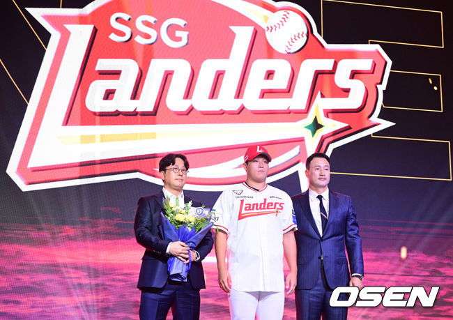 [OSEN=최규한 기자] 21일 오후 서울 잠실동 롯데호텔 월드 크리스탈볼룸에서 ‘2027 KBO 신인드래프트’가 열렸다.마산고 이윤성이 SSG 1라운드에 지명된 뒤 김재현 단장과 기념촬영을 하고 있다. 2026.09.21 / dreamer@osen.co.kr