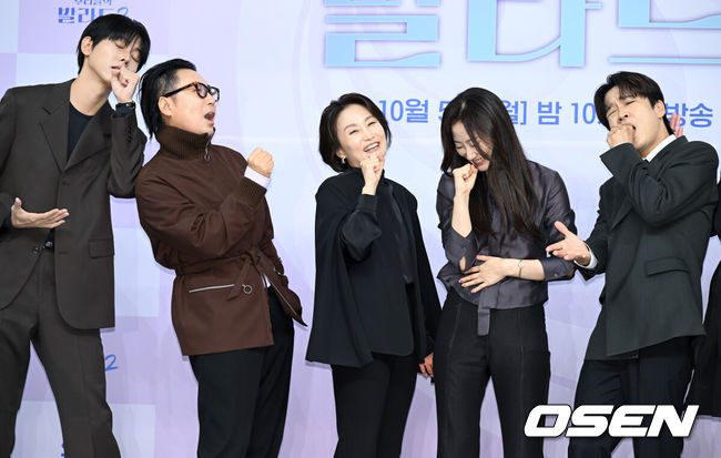 [OSEN=조은정 기자] SBS 오디션 프로젝트 ‘우리들의 발라드2’ 제작발표회가 30일 서울 양천구 목동 SBS에서 열렸다.'우리들의 발라드 2'는 대한민국을 발라드 열풍으로 물들였던 '우리들의 발라드'의 두 번째 시즌이다.주우재, 정재형, 박경림, 안정현PD, 차태현이 포즈를 취하고 있다. 2026.09.30 /cej@osen.co.kr