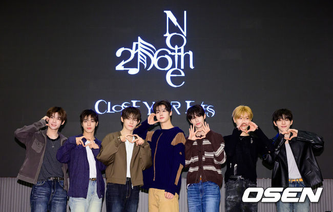 [OSEN=지형준 기자] 그룹 클로즈 유어 아이즈(CLOSE YOUR EYES)의 네 번째 미니 앨범 '256th Note' 발매 기념 기자간담회가 30일 서울 서초구 잠원동 더 리버사이드호텔에서 열렸다.'256th Note’는 클로즈 유어 아이즈 특유의 순수하고 담백한 감수성을 바탕으로, 클로즈 유어 아이즈의 음악적 고민과 성장을 섬세하게 담아낸 앨범이다.클로즈 유어 아이즈가 포토타임을 하고 있다. 2026.09.30 / jpnews@osen.co.kr