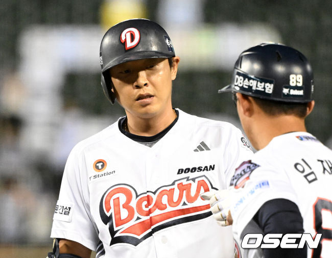 [OSEN=잠실, 이대선 기자] 29일 서울 잠실야구장에서 2026 신한 SOL KBO리그 두산 베어스와 NC 다이노스의 경기가 열렸다.두산은 벤자민, NC는 이재학을 선발로 내세웠다.2회말 1사 2,3루에서 두산 정수빈이 우전 적시타를 치고 환호하고 있다.  2026.09.29 /sunday@osen.co.kr