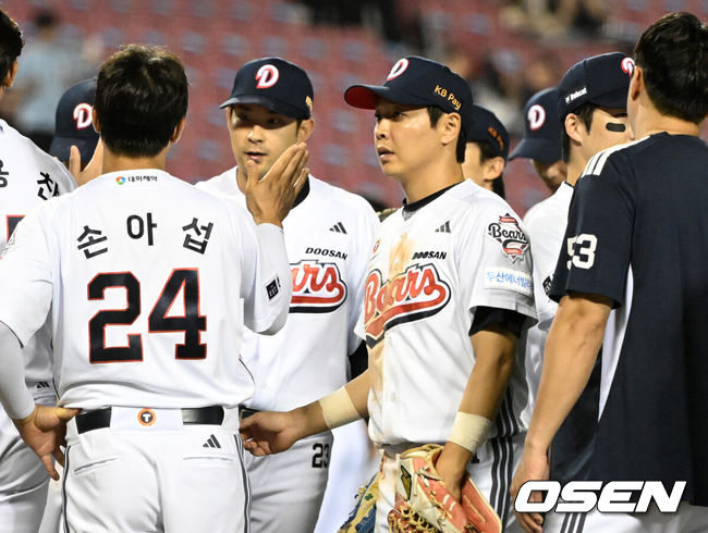 [OSEN=잠실, 이대선 기자] 두산은 29일 잠실야구장에서 열린 NC와 경기에서 5-2로 승리했다.두산은 이날 승리로 68승 5무 63패가 되며 5위를 지켰다.  NC는 2연패에 빠졌다.경기 종료 후 두산 정수빈이 동료들과 승리의 기쁨을 나누고 있다. 2026.09.29 /sunday@osen.co.kr