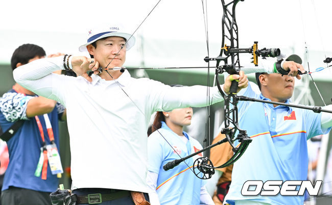 [OSEN=아이치현(일본), 박준형 기자]  27일 일본 아이치현 오카자키 중앙종합공원 다목적광장에서 '2026 아이치·나고야 아시안게임' 양궁 리커브 남녀혼성 8강전이 진행됐다.랭킹 라운드에서 아시안게임 신기록을 잇달아 작성한 양궁대표팀은 리커브의 강세를 이어가는 동시에 3년 전 항저우에서 인도에 내줬던 컴파운드 정상 탈환까지 노린다.4강행 확정한 컴파운드 남녀혼성 최용희가 활 시위를 당기고 있다.   2026.09.27 / soul1014@osen.co.kr