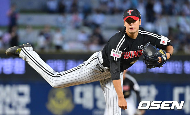 [OSEN=창원, 이석우 기자] 16일 창원NC파크에서 2026 신한 SOL KBO 리그 NC 다이노스와 LG 트윈스의 경기가 열렸다. 홈팀 NC는 클레빈저가, 방문팀 LG는 박시원이 선발 출전했다. LG 트윈스 선발투수 박시원이 역투하고 있다. 2026.09.16 / foto0307@osen.co.kr
