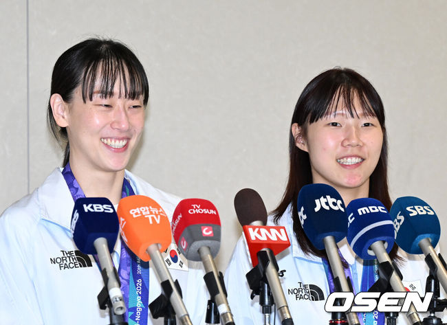 [OSEN=인천공항, 이대선 기자] 2026 아이치-나고야 아시안게임에 참가한 대한민국 배드민턴 대표팀이 30일 인천국제공항을 통해 입국했다.10월 4일까지 45개국·난민팀 등 1만여 명의 선수단이 469개 금메달을 놓고 격돌하는 아시안게임에 참가한 대한민국 선수단은 41개 종목에 1,051명의 선수를 파견해 금메달 40개 이상을 목표로 하고 있다.배드민턴 백하나, 이소희가 인터뷰를 하고 있다. 2026.09.30 /sunday@osen.co.kr