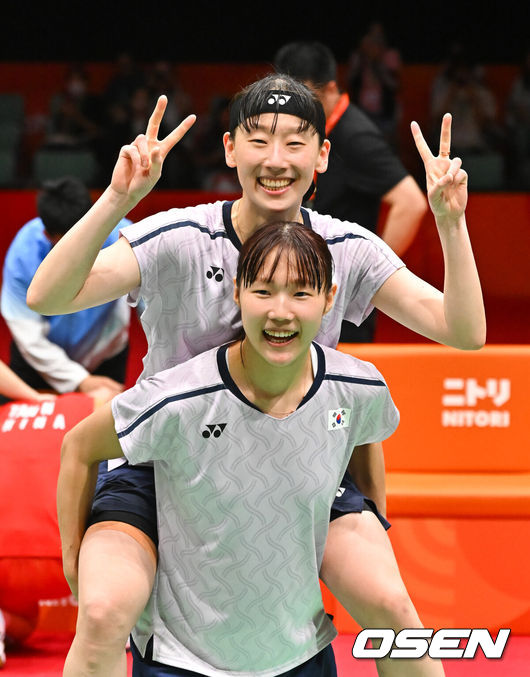 [OSEN=아이치현(일본), 박준형 기자] 마침내 한국 배드민턴의 2026아이치·나고야 아시안게임 첫 금메달이 탄생했다.이소희-백하나(이상 인천국제공항) 조가 명승부 끝에 만리장성을 넘고 여자복식 정상에 올랐다.배드민턴 여자 복식 세계 2위 이소희-백하나 조는 29일일본 이치노미야 시립 체육관에서 열린 대회 여자 복식 결승전에서중국의 류성수-탄닝 조(세계 1위)를 상대로 2-1(26-28 21-18 21-18)로 역전승을 거두며 우승했다.1게임 41분, 2게임 28분, 3게임 37분으로 총 106분이 걸린 혈투였다.금메달 확정한 백하나와 이소희가 포즈를 취하고 있다   2026.09.29 / soul1014@osen.co.kr