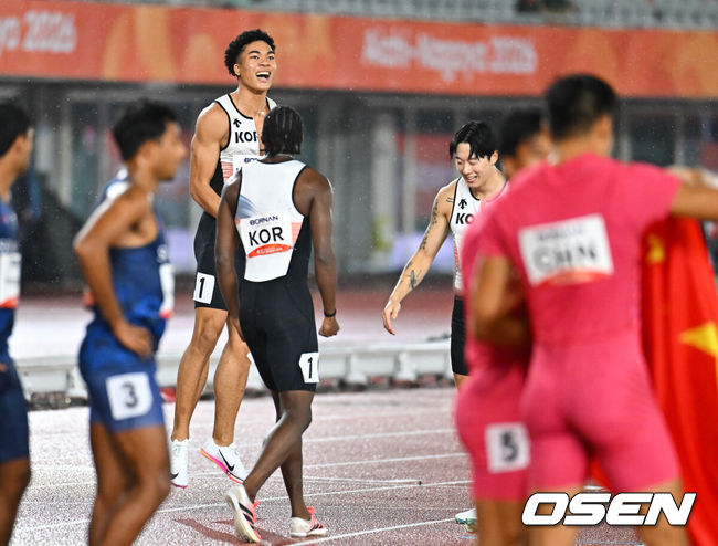[OSEN=나고야(일본), 박준형 기자] 한국 육상 남자 400m 계주 대표팀이 한국 신기록까지 갈아치우며 값진 동메달을 목에 걸었다.28일 일본 나고야 미즈호공원 육상경기장에서 열린 2026 아이치·나고야 아시안게임 육상 남자 400m 계주 결선에서 38초43으로 결승선을 통과했다. 한국은 38초17을 기록한 중국과 39초32의 대만에 이어 3위에 올라 동메달을 차지했다. 동메달을 차지한 한국 육상 남자 400m 계주 대표팀 나마디 조엘진이 기뻐하고 있다. 2026.09.28 / soul1014@osen.co.kr