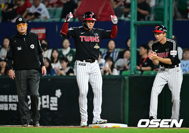 [OSEN=인천, 조은정 기자]30일 인천 SSG랜더스필드에서 ‘2026 신한은행 SOL Bank KBO리그’ SSG 랜더스와 LG 트윈스의 경기가 열렸다.이날 SSG는 김건우, LG는 박시원을 선발투수로 내세웠다.6회초 1사 1,2루에서 LG 오지환이 선제 적시타를 날린 뒤 세리머니를 하고 있다. 2026.09.30 /cej@osen.co.kr