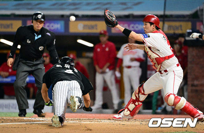[OSEN=인천, 조은정 기자]30일 인천 SSG랜더스필드에서 ‘2026 신한은행 SOL Bank KBO리그’ SSG 랜더스와 LG 트윈스의 경기가 열렸다.이날 SSG는 김건우, LG는 박시원을 선발투수로 내세웠다.7회초 1사 1,2루에서 LG 최원영이 구본혁 적시타에 득점을 올리고 있다. 2026.09.30 /cej@osen.co.kr