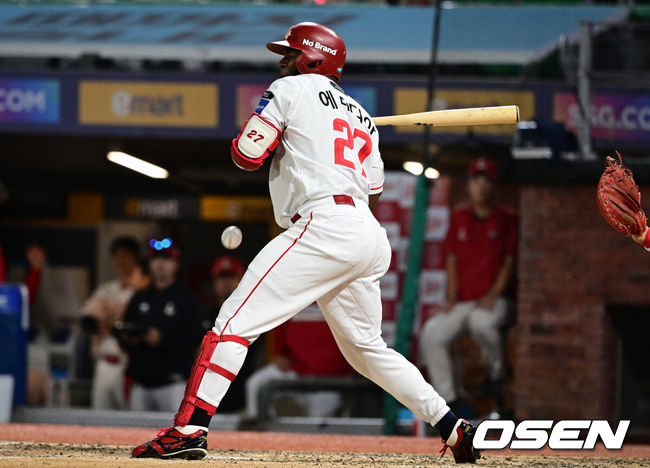[OSEN=인천, 조은정 기자]30일 인천 SSG랜더스필드에서 ‘2026 신한은행 SOL Bank KBO리그’ SSG 랜더스와 LG 트윈스의 경기가 열렸다.이날 SSG는 김건우, LG는 박시원을 선발투수로 내세웠다.8회말 1사 1루에서 SSG 에레디아가 병살타를 날리고 있다. 2026.09.30 /cej@osen.co.kr