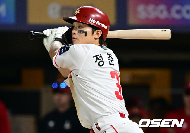 [OSEN=인천, 조은정 기자]프로야구 SSG 랜더스가 LG 트윈스에 끝내기 승리를 거뒀다.SSG는 30일 인천 SSG랜더스필드에서 열린 2026 KBO리그 LG와 경기에서 3-0으로 뒤진 9회말 4점을 뽑아 짜릿한 4-3 끝내기로 승리했다.SSG 정준재가 끝내기 적시타를 날리고 있다. 2026.09.30 /cej@osen.co.kr