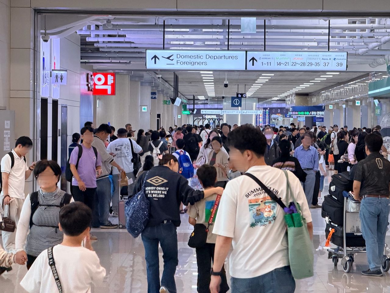지난 28일 제주국제공항을 찾은 관광객들. 최충일 기자