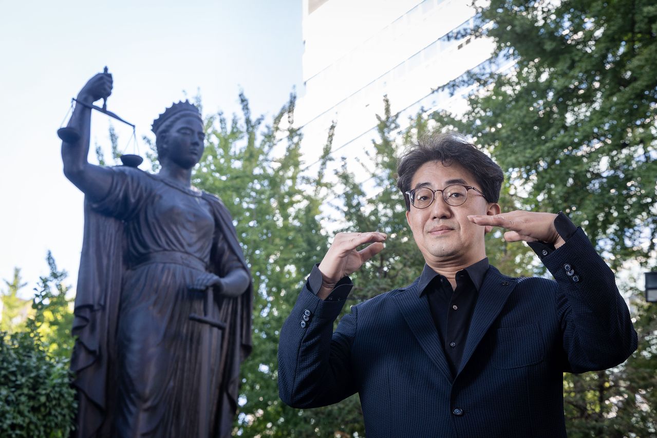 이근우 형사소송법학회 회장(가천대 법학과 교수)은 서울 광화문 변호사회관에 세워진 '법의 여신상' 앞에서 인터뷰에 응했다. 그는 "졸속으로 개정된 형소법 시행 초기부터 상당한 부작용이 우려된다"고 말했다. 장진영 기자  