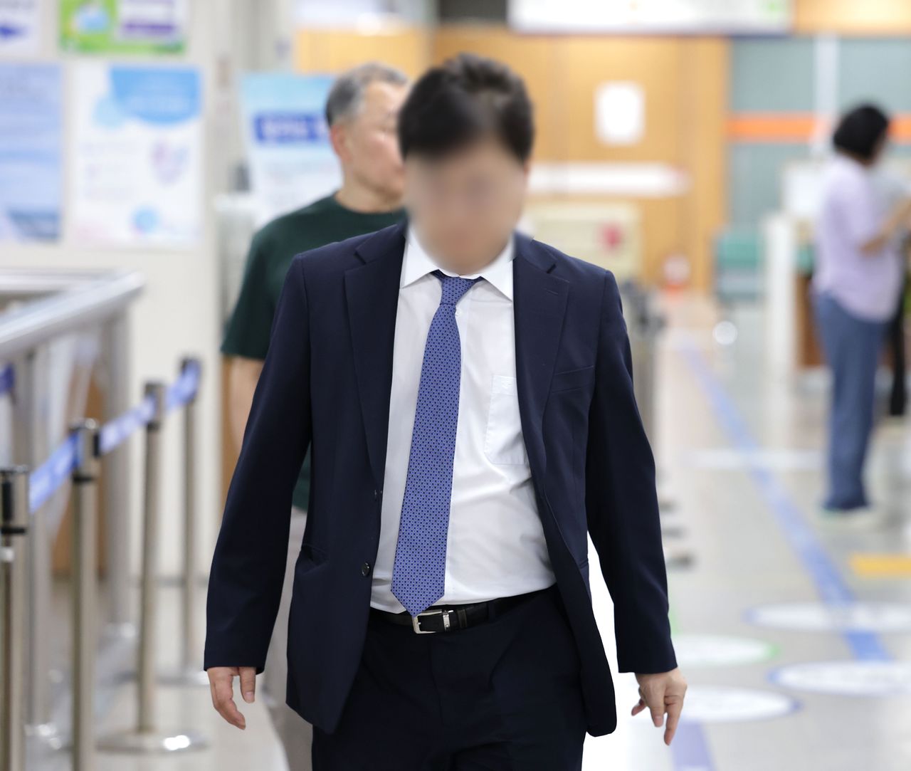 법무부 장관 후보였던 더불어민주당 김승원 의원의 코로나19 임상시험 승인 로비 의혹에 연루된 제넨셀 창업자 강모 교수가 30일 서울 서초구 서울고등법원에서 열린 배임 혐의 2심 선고 공판에 출석하고 있다. 연합뉴스
