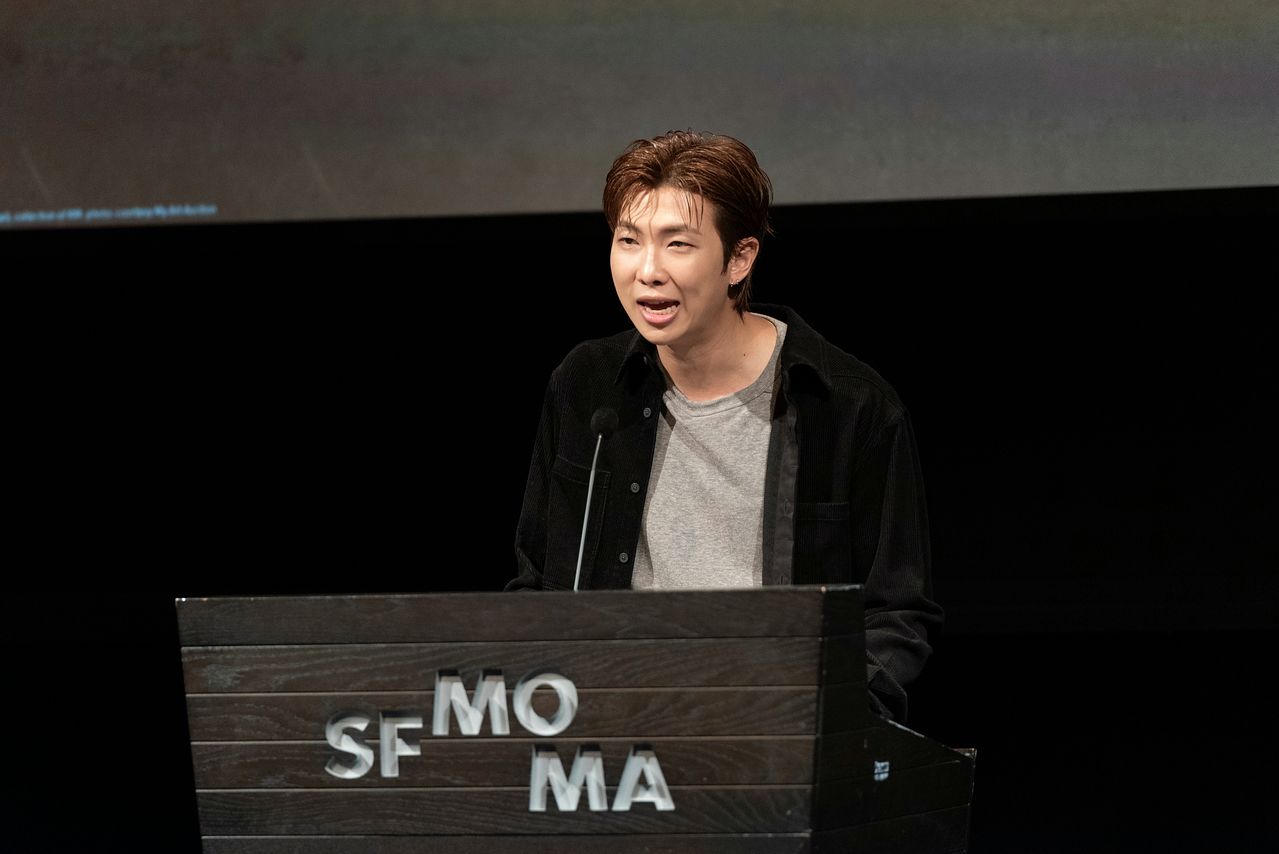 29일(현지시간) 미국 샌프란시스코 현대미술관(이하 SFMOMA)에서 특별전 ‘RM X SFMOMA: 비트윈 유 앤드 미(Between You and Me)’을 앞두고 열린 사전 행사에서 발언하고 있는 RM. 내년 2월 7일까지 열리는 이번 행사는 RM의 개인 소장품을 미술관에서 선보이는 첫 전시로 RM은 전시 기획과 큐레이션 전반에 직접 참여했다. 연합뉴스