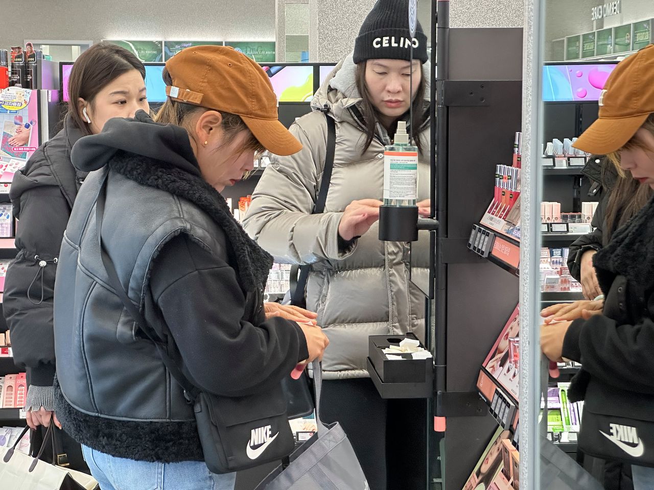 지난 겨울철 제주시 연동의 한 대형 유통 소매점을 찾은 중화권 관광객들이 물건을 고르고 있다. 최충일 기자