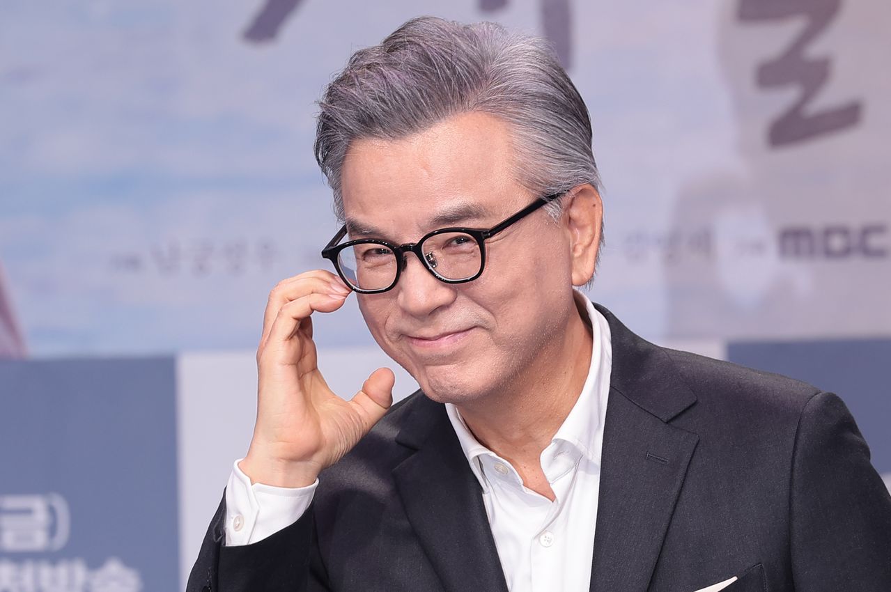 배우 강석우가 지난 2월 19일 오후 서울 마포구 MBC 상암 신사옥에서 열린 MBC 새 금토드라마 ‘찬란한 너의 계절에’(극본 조성희) 제작발표회에서 포즈를 취하고 있다. 뉴스1