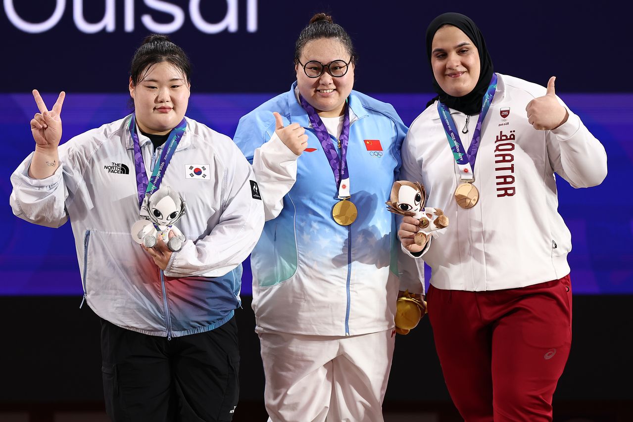 29일 일본 아이치현 나고야 중소기업진흥회관에서 열린 2026 아이치·나고야 아시안게임 여자 역도 86㎏ 이상급 경기에서 인상 133㎏, 용상 167㎏, 합계 300㎏을 들어올려 은메달을 차지한 박혜정이 메달을 목에 걸고 기념촬영을 하고 있다. 왼쪽부터 박혜정, 금메달 리원원, 동메달 우이살 이클레프. 연합뉴스