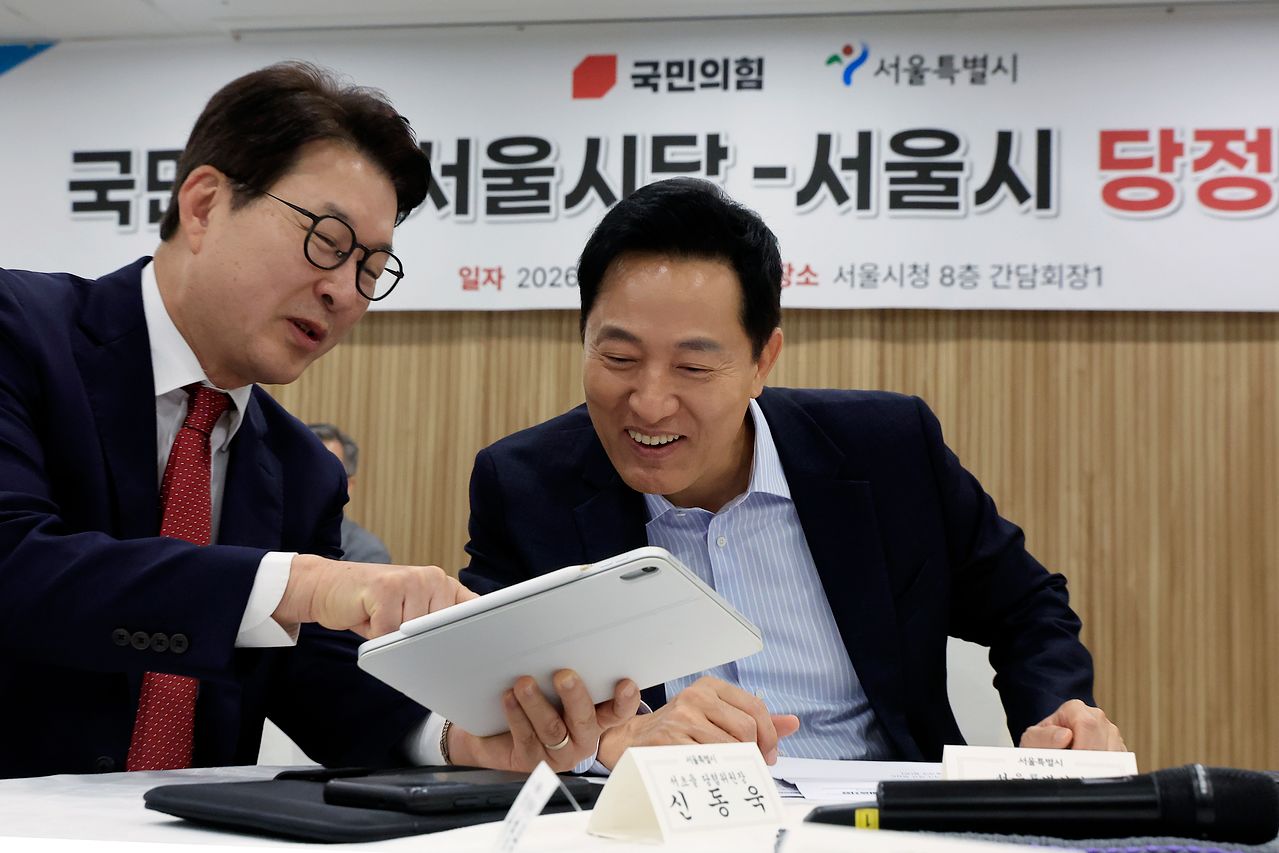 오세훈 서울시장이 30일 오전 서울시 중구 서울시청 간담회장에서 열린 국민의힘 서울특별시당-서울시 당정협의회에서 신동욱 국민의힘 최고위원과 대화를 나누고 있다. 뉴스1