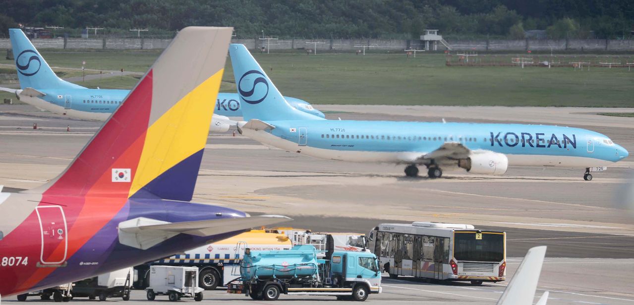 김포공항 계류장에서 이동하는 대한항공과 아시아나항공기 모습. 연합뉴스