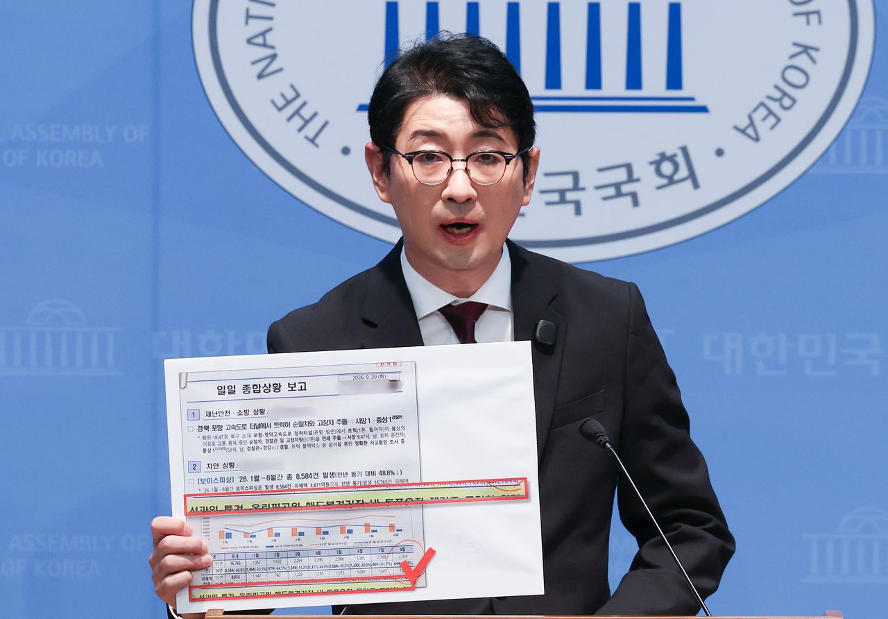 주진우 국민의힘 의원이 30일 오후 서울 여의도 국회 소통관에서 이재명 대통령이 SNS에 공개한 문건 사진에 ‘선관위 특검’, ‘올림픽공원 핸드볼경기장 내 투표용지 재검표’ 등의 문구가 노출된 것과 관련해 기자회견을 하고 있다. 뉴시스