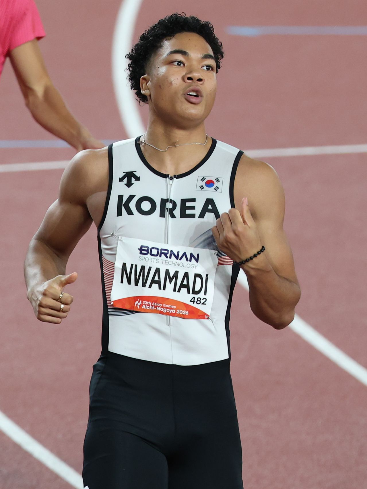 아이치·나고야 아시안게임 육상 남자 400m 계주 동메달을 딴 나마디 조엘진. 나이지리아 아버지와 한국인 어머니 사이에서 태어난 그는 엄마 곽해경씨를 생각하며 달렸다고 했다. [뉴시스]