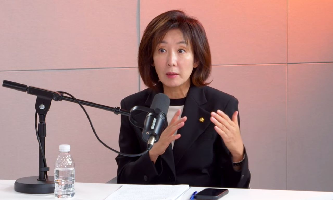 나경원 의원이 29일 중앙일보 유튜브 '불편한 여의도'에 출연해 “(DMZ 북 추정 지뢰 사고 상응 조치로) 대북 확성기 방송 재개만으로는 안된다. 김정은 참수 작전 훈련을 한다든지 강한 제재를 해야한다”고 말했다. [불편한 여의도 유튜브 캡처]